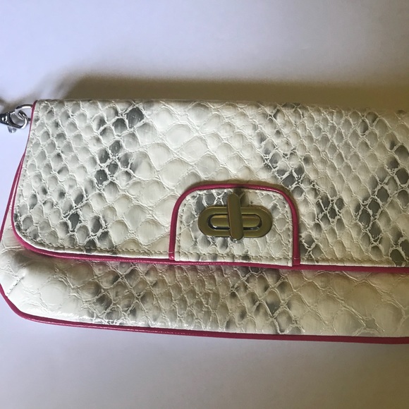 🛍 White Faux Animal Skin Clutch - Picture 2 of 5